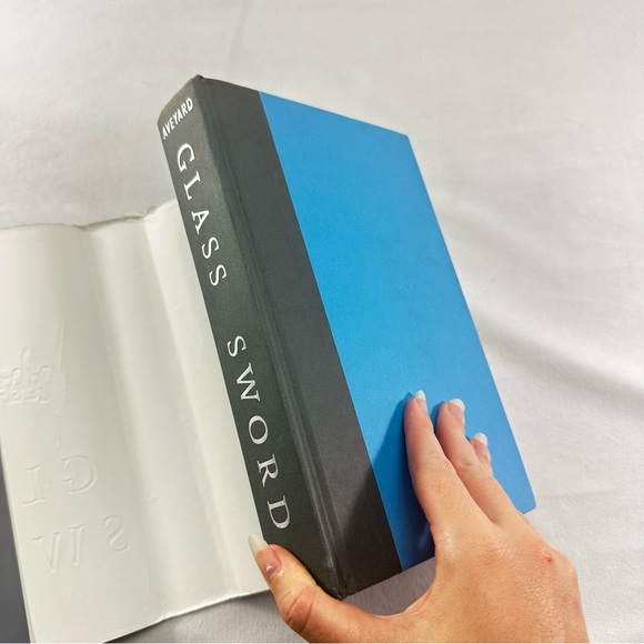 Glass Sword Hardcover Book Red Queen Fantasy Fiction Mystery Science Adult - Picture 8 of 10